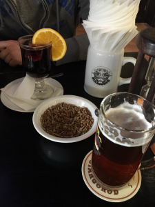 Øllene var gode, og lokaldrikken også – den smagte mest af solbærgløgg.