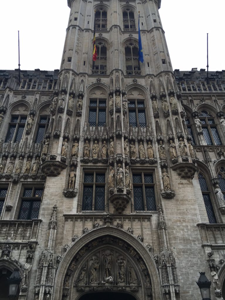 Læg mærke til at rådhustårnet ikke er bygget lige over indgangspartiet – dette er der en helt speciel grund til, book en guidet tur, og find ud af hvorfor